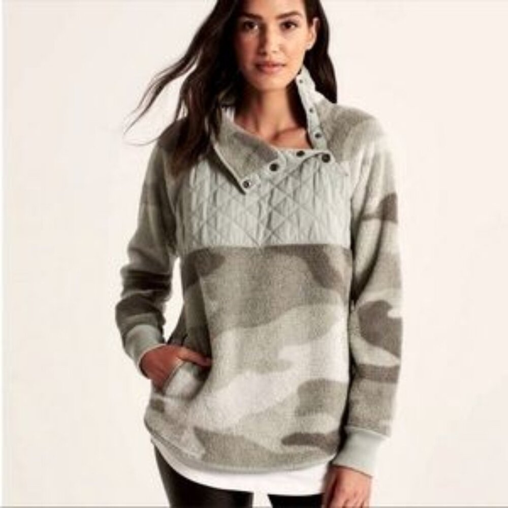 Abercrombie & Fitch - Asymmetrical Snap-Up Fleece Camo